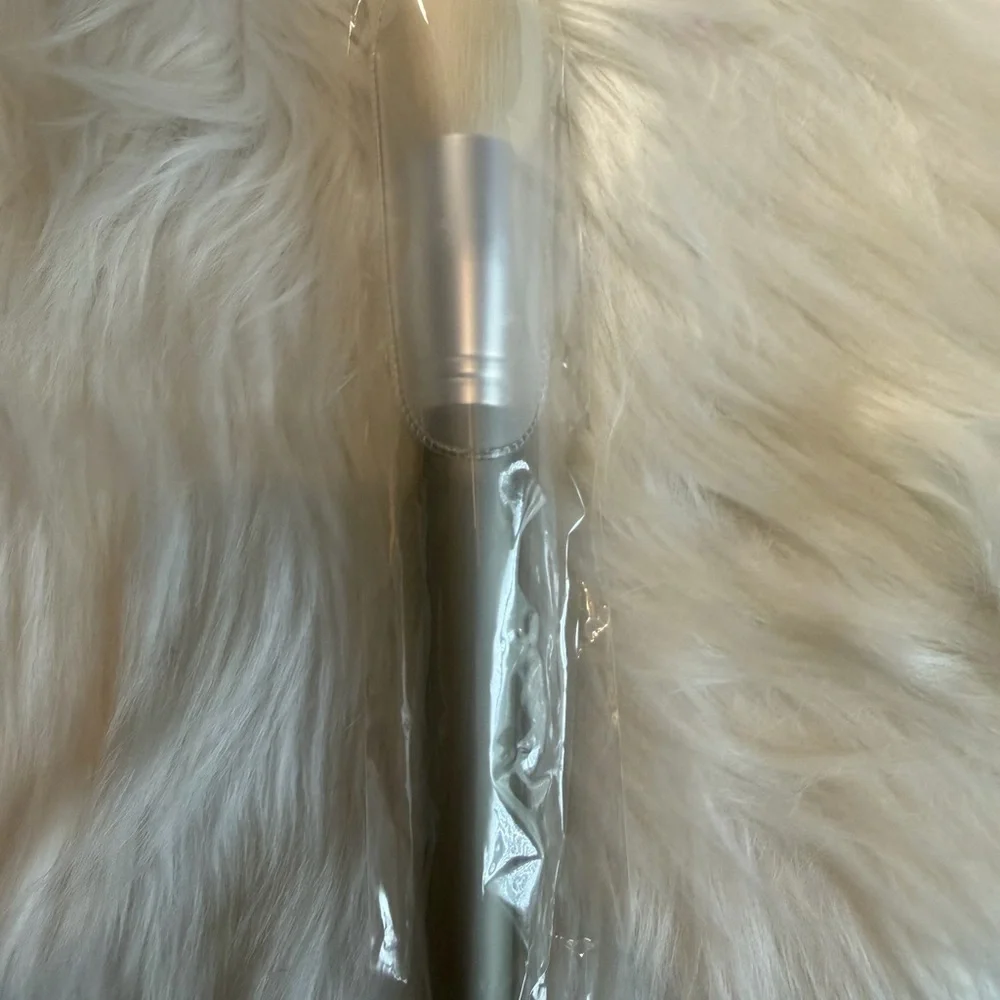 TIGI Silver Powder Brush